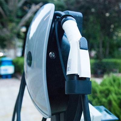 Estación de carga de vehículos eléctricos de corriente alterna montada en el piso con un enchufe de tipo 2 opcional para automóviles eléctricos
