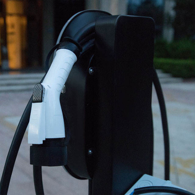 Estación de carga de vehículos eléctricos de corriente alterna montada en el piso con un enchufe de tipo 2 opcional para automóviles eléctricos