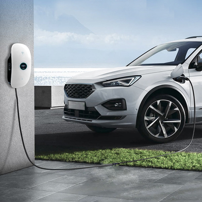 Estación de carga de vehículos eléctricos de corriente alterna montada en el piso con un enchufe de tipo 2 opcional para automóviles eléctricos