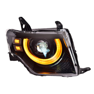 Los faros de los automóviles conducen la luz diurna para una mejor visibilidad en Mitsubishi Pajero V97