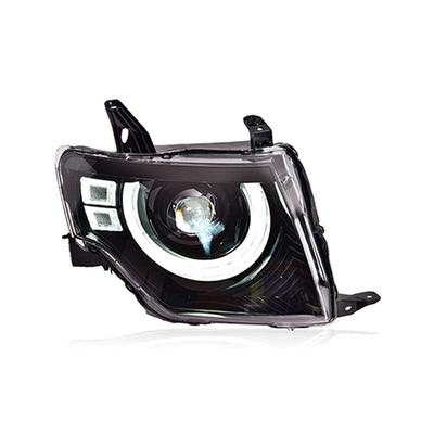Los faros de los automóviles conducen la luz diurna para una mejor visibilidad en Mitsubishi Pajero V97